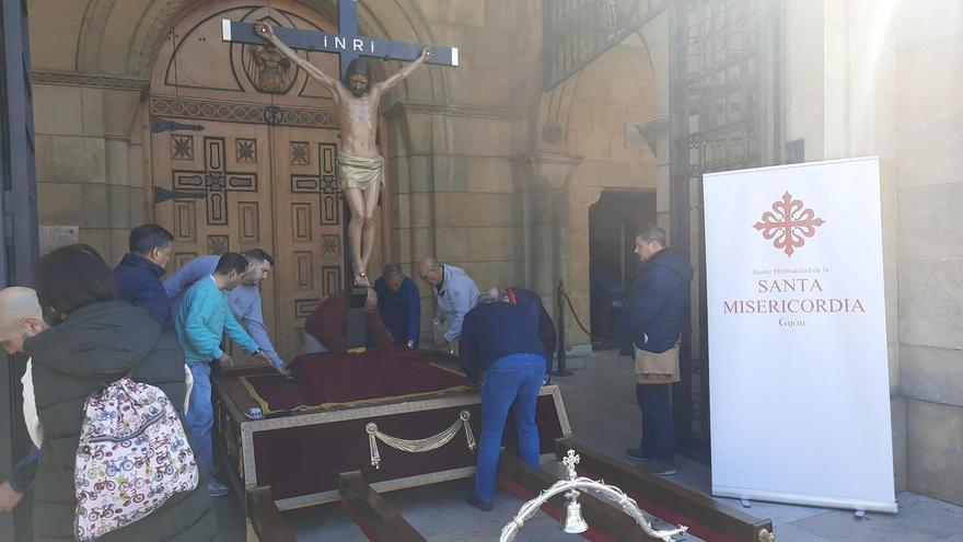 Holy Week in Gijón: Witness the Via Crucis of the Cristo de la Misericordia y de los Mártires