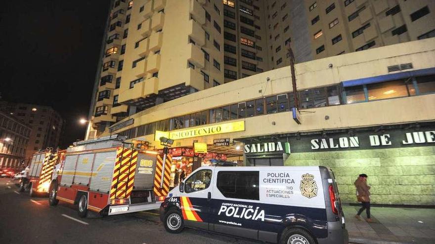 Unidades de Bomberos y la Policía Nacional ante el edificio donde ocurrió el accidente mortal.