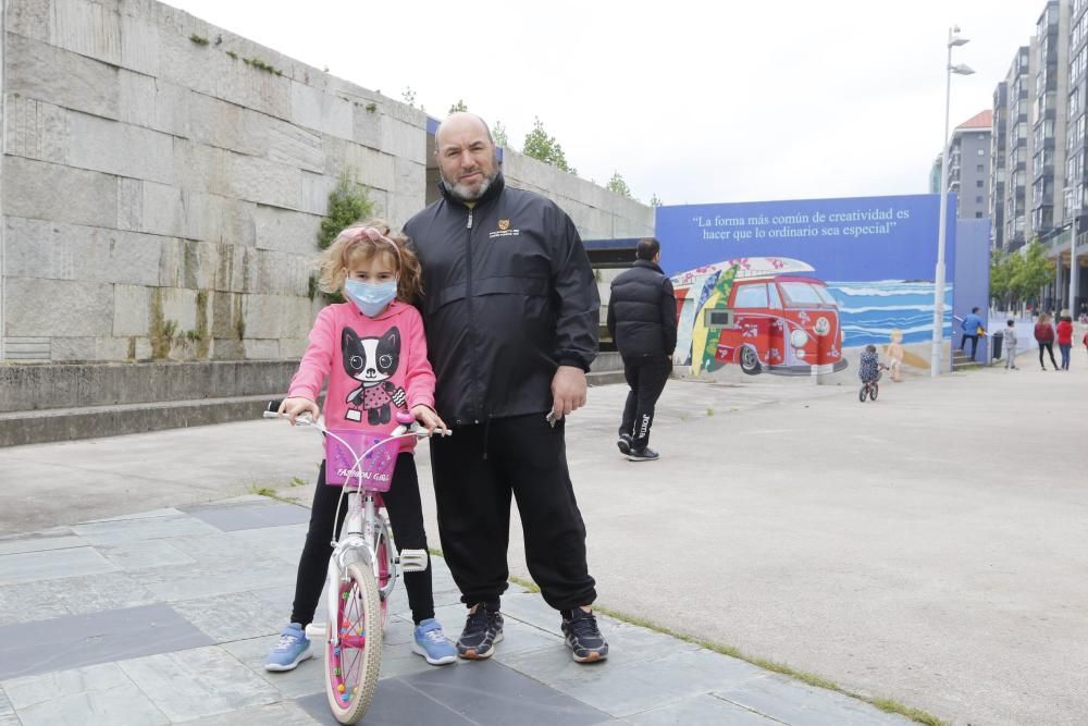 Los menores salen a la calle con juguetes, pelotas, patinetes, peluches y mascarillas después de 42 días de confinamiento - Los padres celebran el final del largo encierro en sus casas.