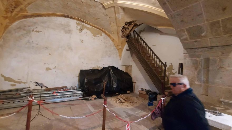 Cerrado el acceso al coro de la iglesia de Cornellana por un derrumbe: &quot;El Arzobispado ya está mirando soluciones&quot;