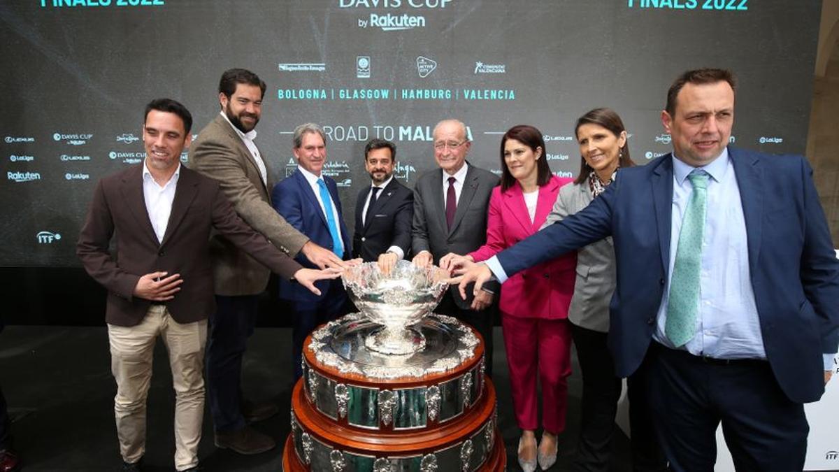 Autoridades de la ciudad de Málaga durante el sorteo de la Copa Davis de este año.