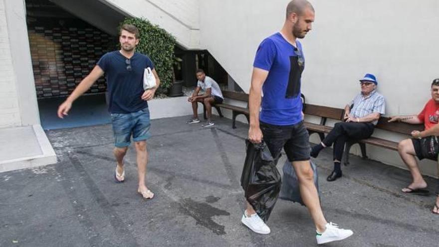 Iván Buigues se marcha del Rico Pérez junto al sevillano Atienza tras el último entrenamiento del curso pasado.