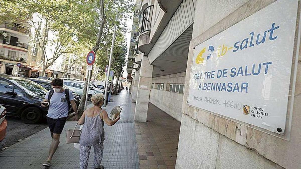 Imagen de archivo de la entrada del centro de salud Arquitecte Bennàssar de Palma.