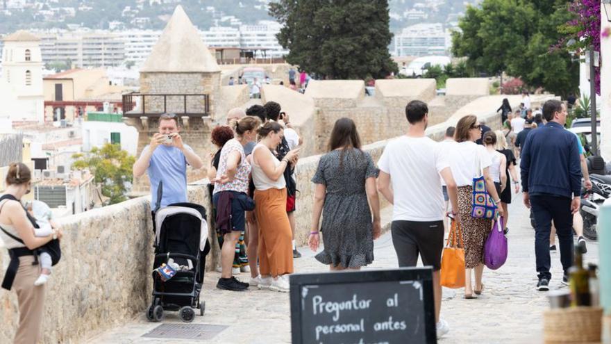 Turistas en Dalt Vila, este verano. | VICENT MARÍ