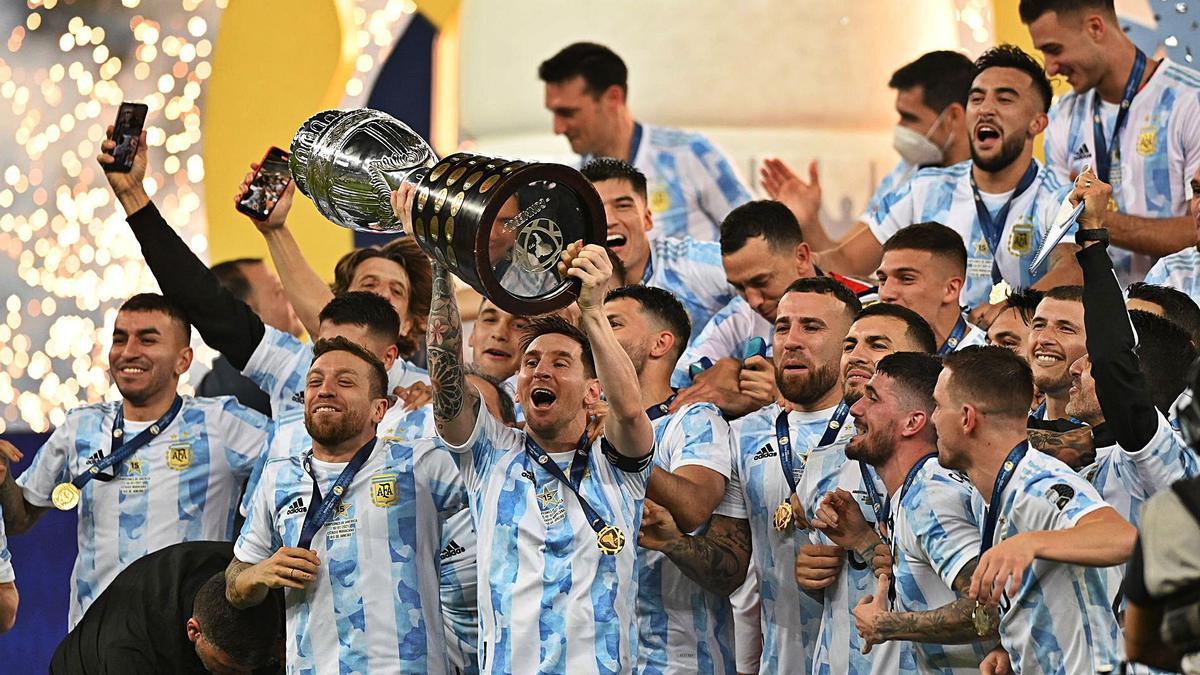 Messi alça el trofeu de la Copa Amèrica al costat dels seus companys de la selecció argentina | EUROPA PRESS