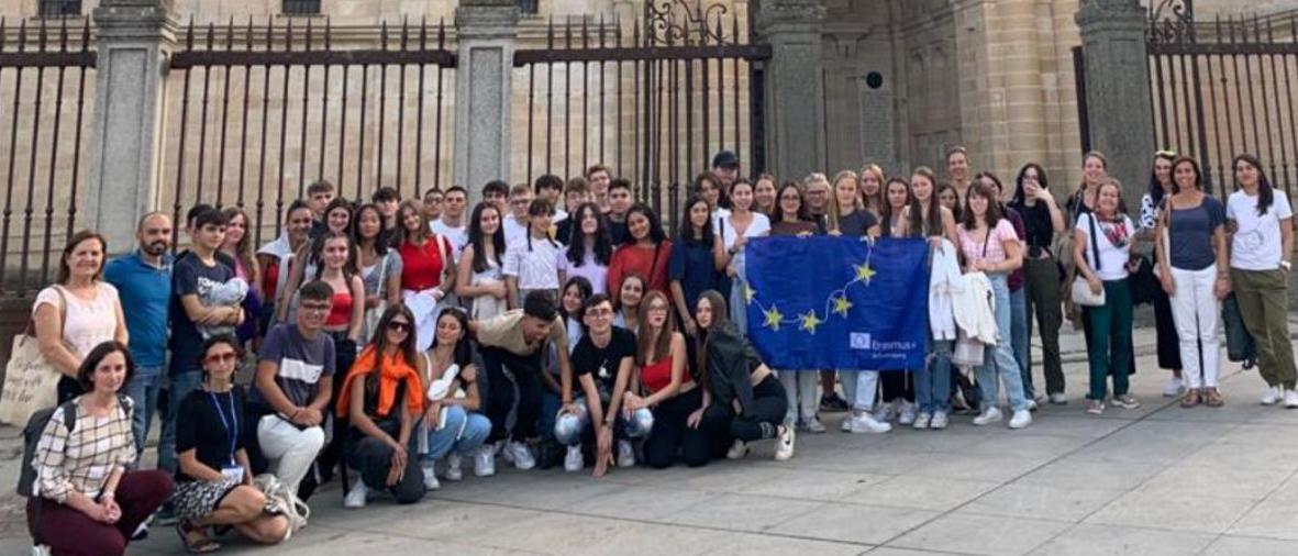 Los estudiantes del colegio Medalla Milagrosa, junto a compañeros de Italia y Alemania en la Catedral.