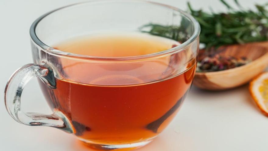 Una taza de té negro.