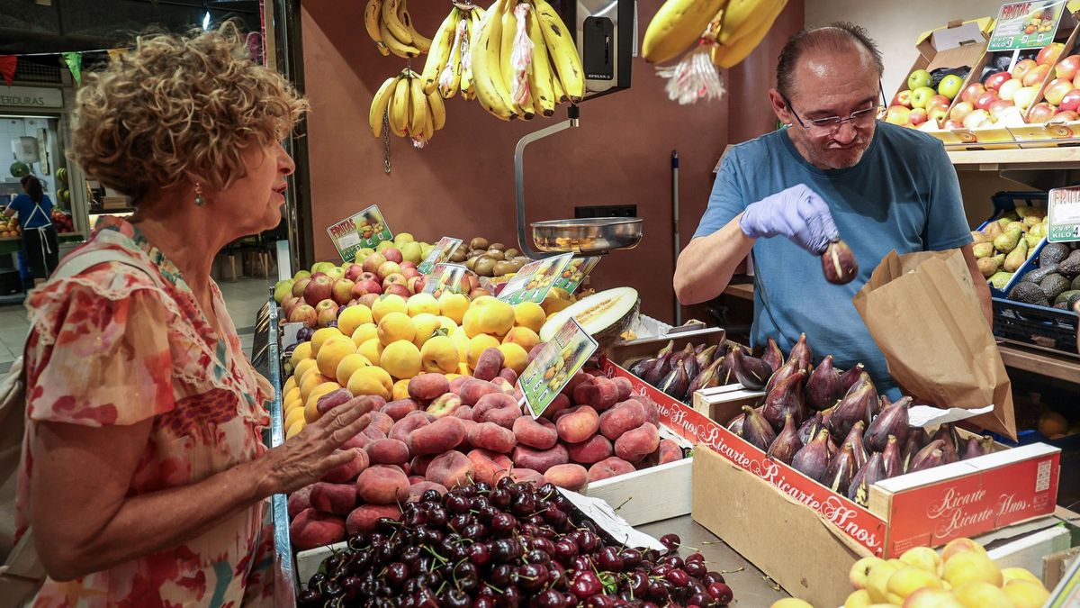 Venta de coca amb tonyina y brevas en el Mercado Central