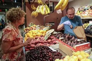 Venta de coca amb tonyina y brevas en el Mercado Central