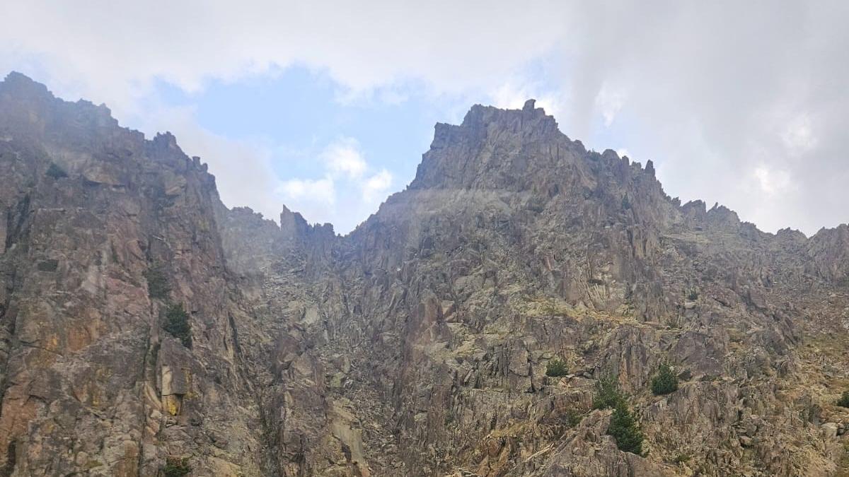 Cresta entre el pico Cregüeña y el pico Estatás donde se ha realizado el rescate.