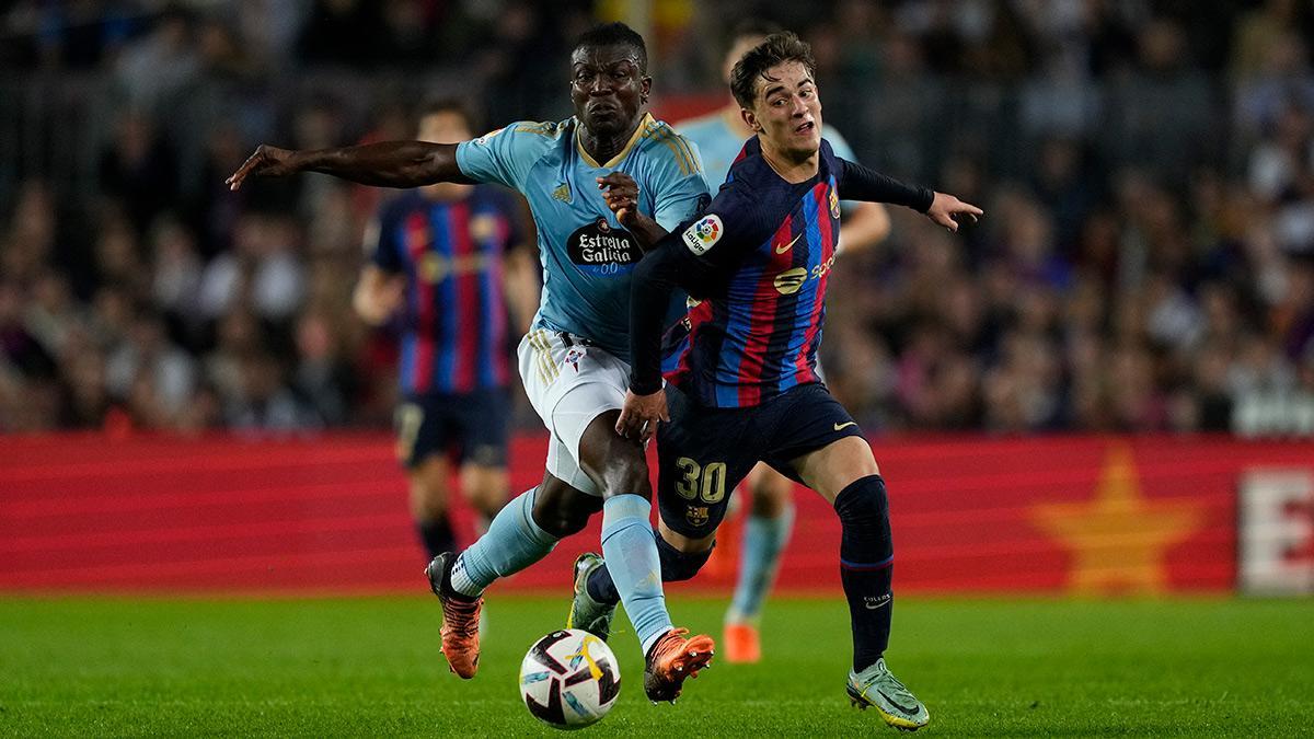Gavi, peleando un balón ante el Celta