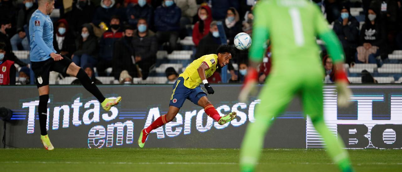 Mojica envía un centro con rosca en el partido de esta madrugada con su selección