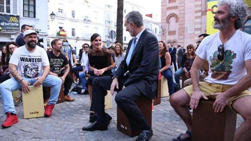 El rey Felipe VI bromea con tocar el cajón en el Ateneo de Madrid