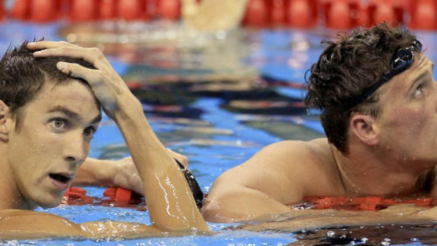 Ryan Lochte y su compatriota Michael Phelps tras ganar el oro y la plata, respectivamente, en la final de los 200 estilo.