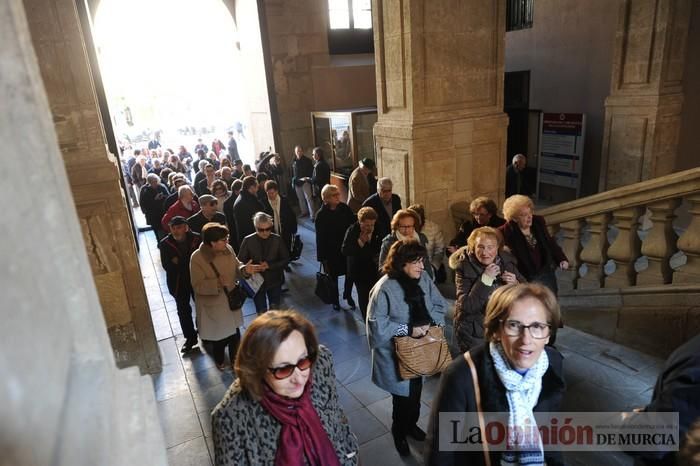 Reparto de boniatos en el Palacio Episcopal por San Fulgencio