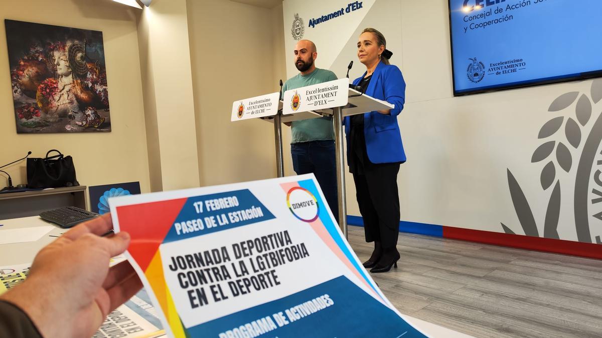 La concejal de Acción Social, Celia Lastra y el representante de Dimove, Enrique Gutiérrez, en la presentación de los actos contra la LGTBIfobia