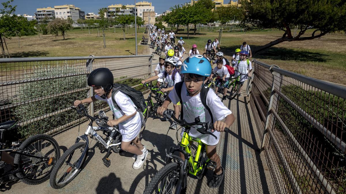 VÍDEO | Así ha sido la bicicletada de los niños del Coll d'en Rabassa de Palma para reclamar más respeto a los coches