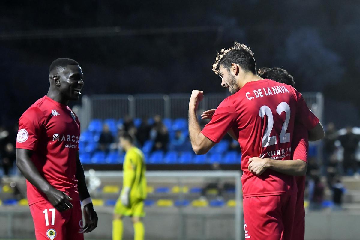 Carlos de la Nava festeja su gol delante del pichichi del grupo 3, el delantero del Hércules Marcos Mendes, que suma 9 goles.