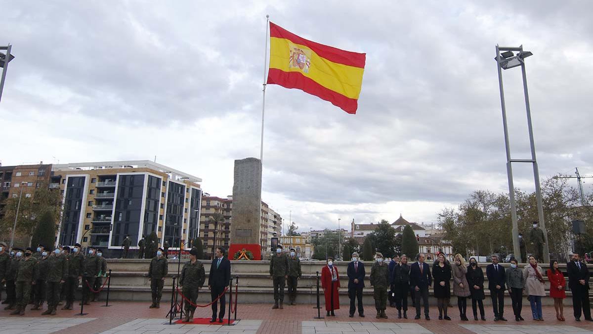 Izado de la bandera de España en Córdoba