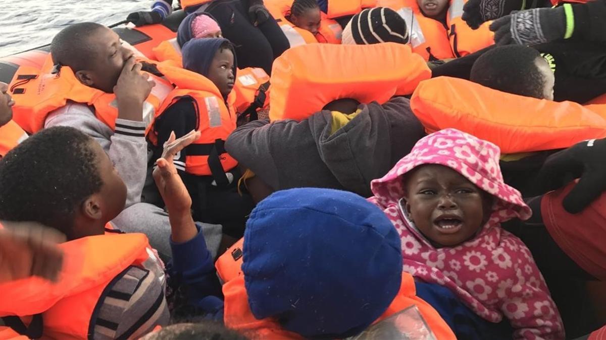 Un grupo de niños rescatados por los barcos de Proactiva Open Arms en el Mediterráneo.