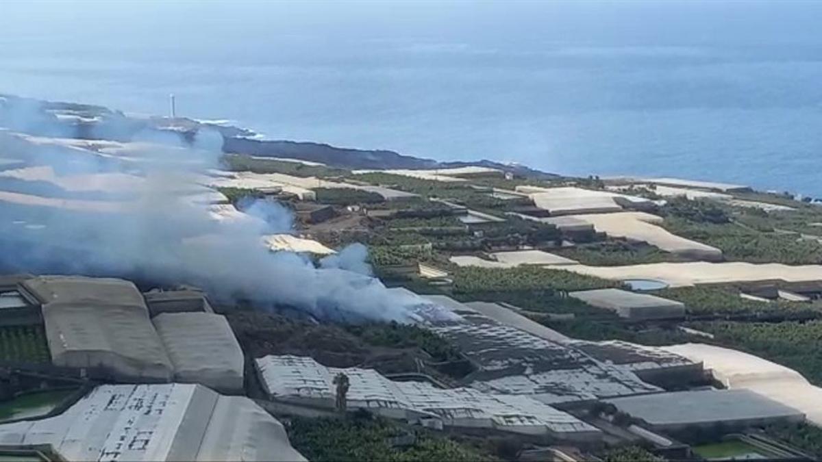 La colada norte del volcán de La Palma sepulta dos barrios y está a punto de crear una nueva fajana