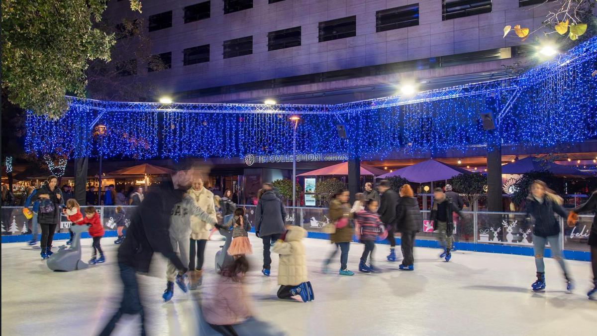 Pista de hielo instalada en el patio de L'illa Diagonal.
