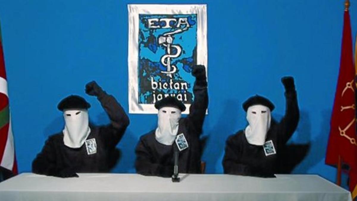 Una imagen del vídeo en el que tres encapuchados leen el comunicado de la banda terrorista.