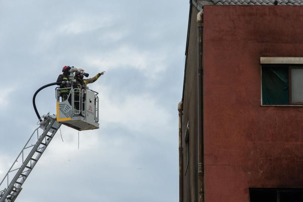 Incendi a una nau abandonada de Badalona