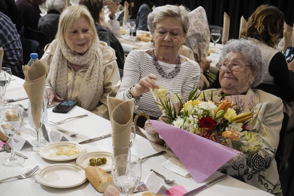 Imatge del dinar d’homenatge a les persones centenàries de Manresa al Museu de l’Aigua i el Tèxtil Imatge del dinar d’homenatge a les persones centenàries de Manresa al Museu de l’Aigua i el Tèxtil