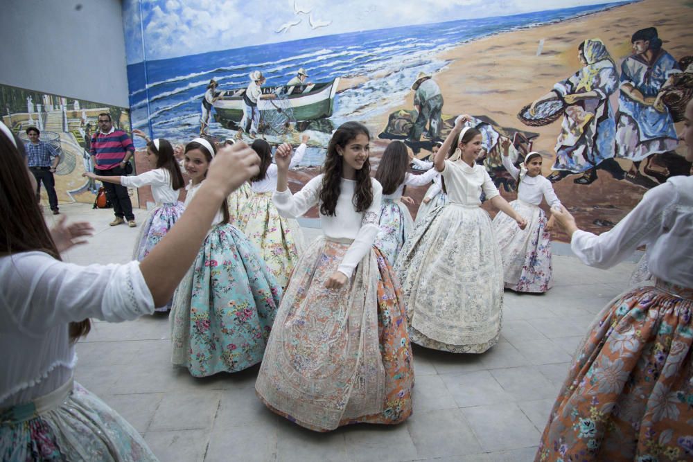 Ensayo de la Dansà con la fallera mayor y la corte