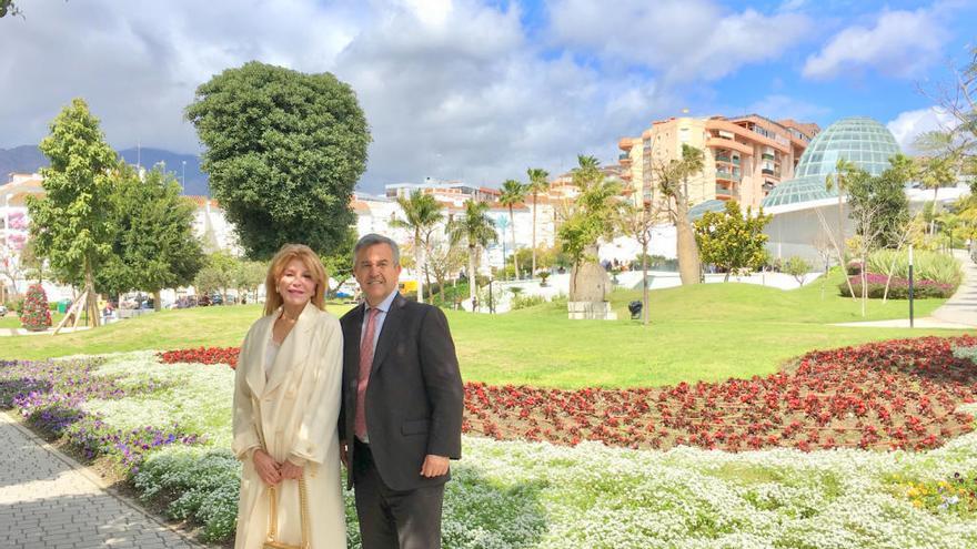 Carmen Thyssen y el alcalde de Estepona en el acto de inauguración de los jardines