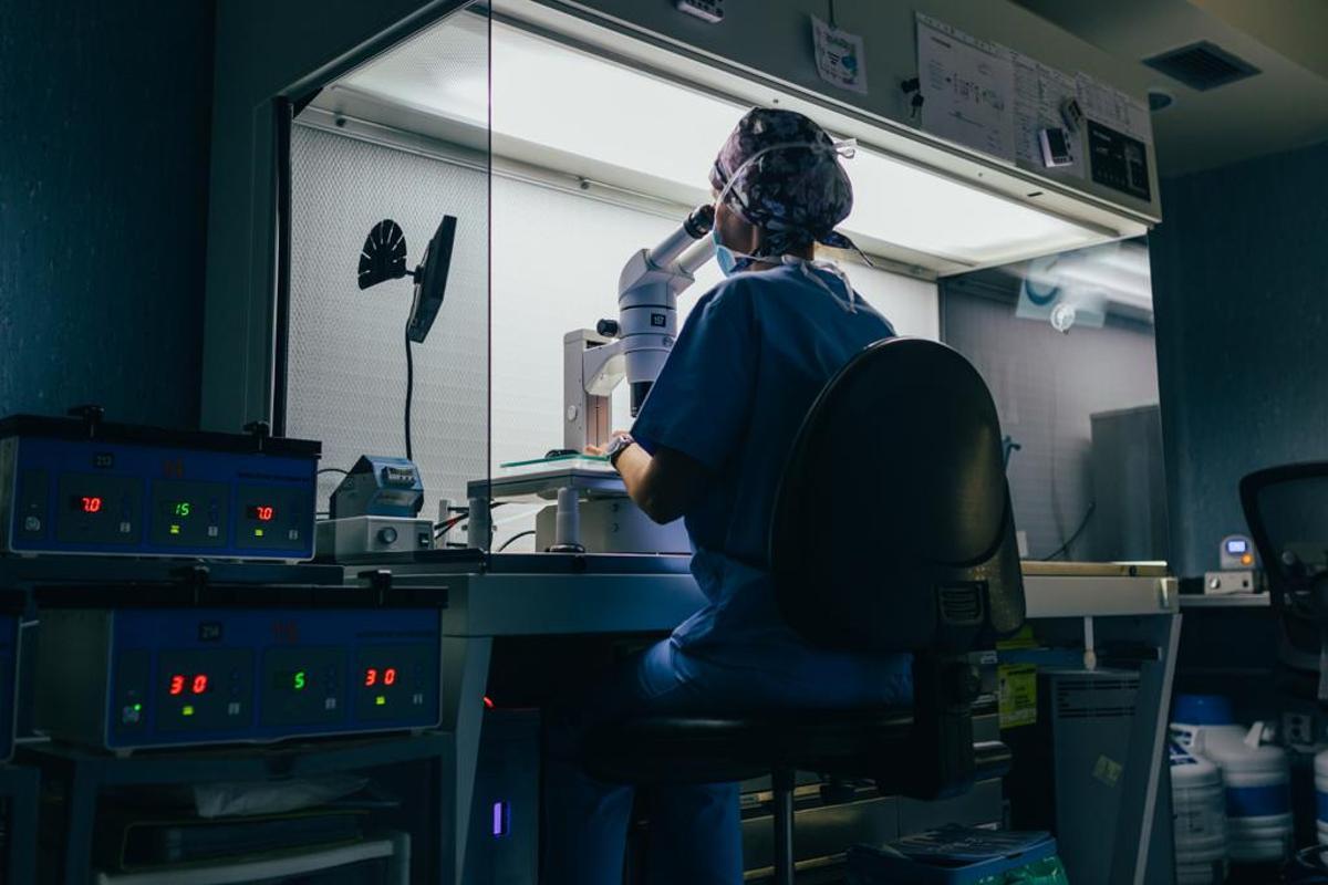 La doctora en el laboratorio