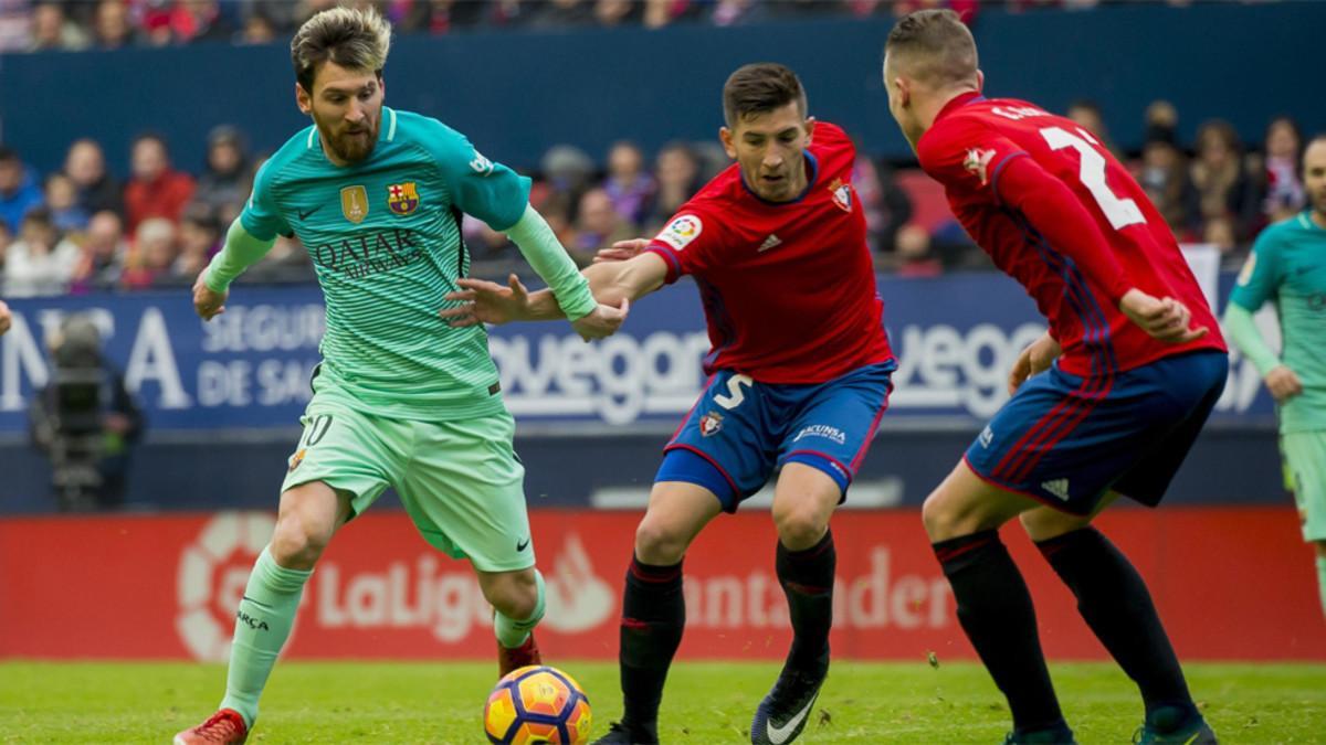 Leo Messi intenta superar a David García y Carlos Clerc en el Osasuna - Barça de la Liga 2016/17