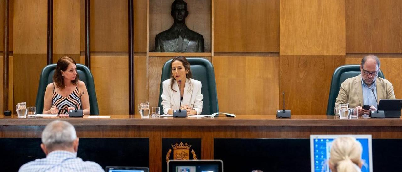 La concejala de Hacienda, María Navarro, junto a Carmen Herrarte y Alfonso Mendoza.