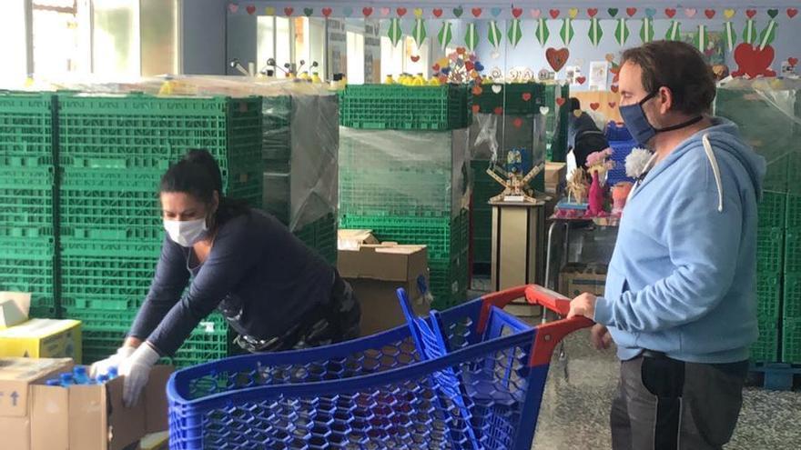 Foto de archivo de reparto de alimentos en OSAH Málaga.