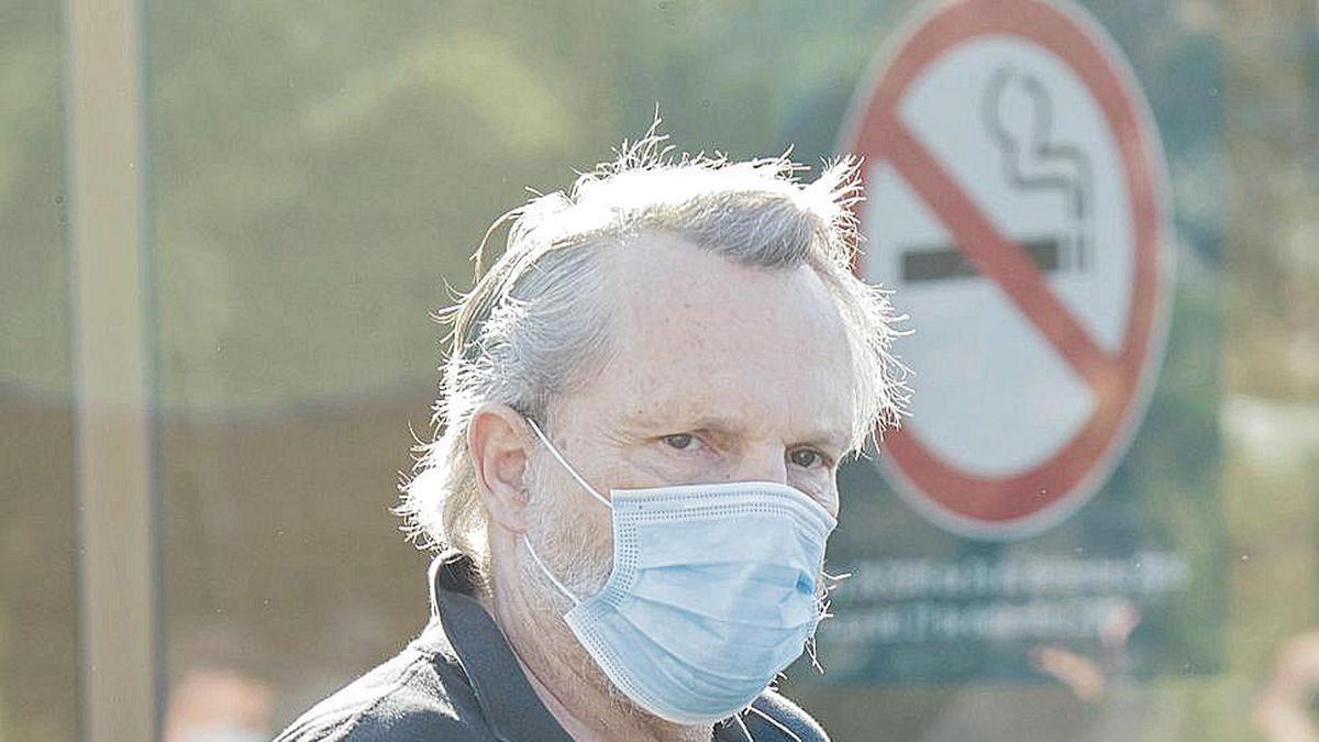 Miguel Bosé, de compras por Madrid con mascarilla.