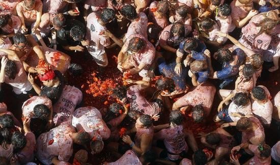 Impactants imatges de la Tomatina de Bunyol