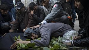 Funeral por ciudadanos palestinos muertos tras ataques israelís en Khan Younis, en la Franja de Gaza