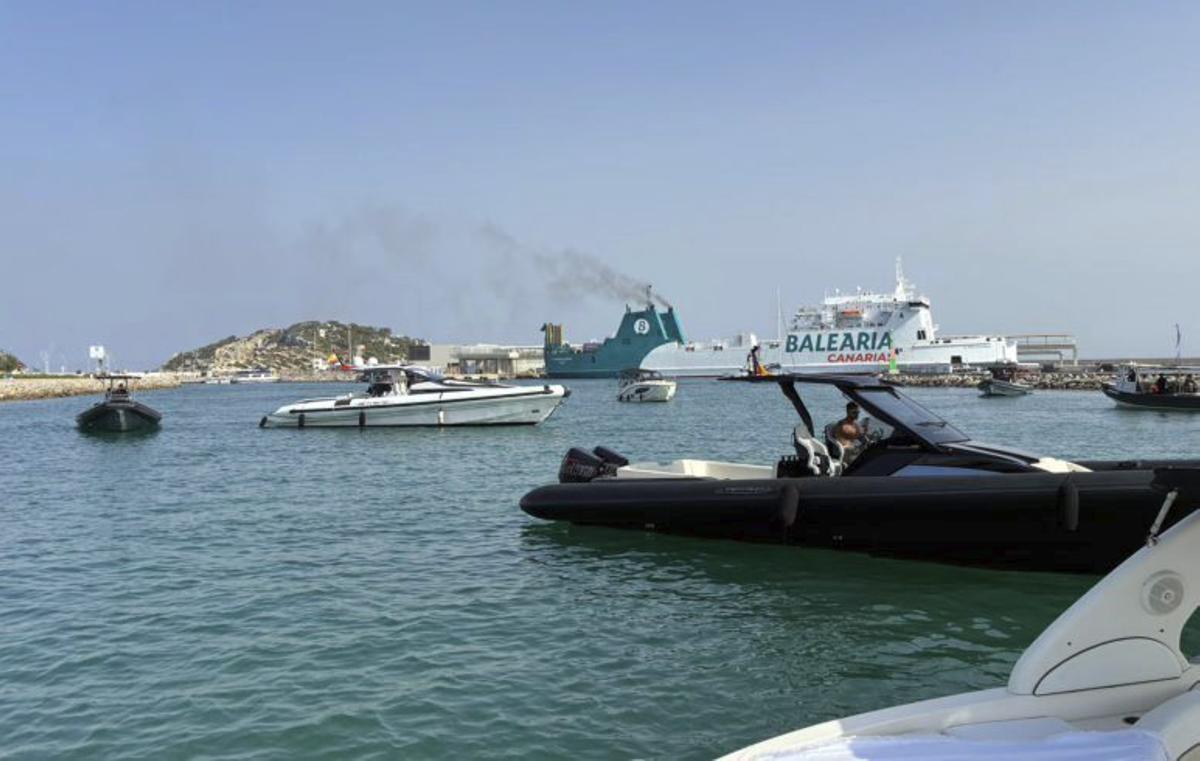 El fuego arrasa y obliga a hundir un yate en el puerto de Ibiza