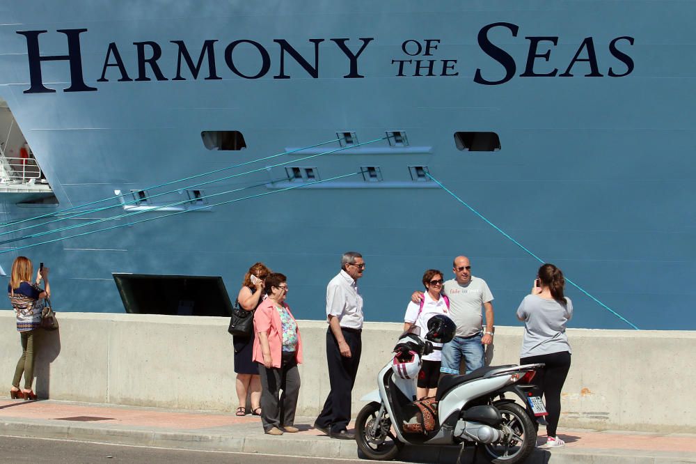 El crucero más grande del mundo, al igual que el Oasis y el Allure of the Seas, visita la capital de la Costa del Sol en una escala de diez horas.