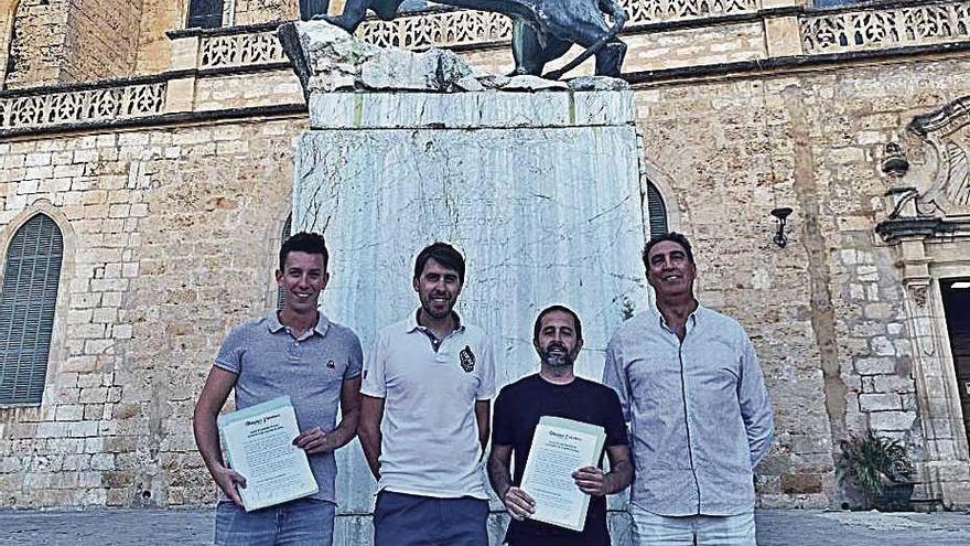 Los firmantes del pacto, ayer en la plaza de Sant Marc. Tomeu Mulet (2º por la izq.) será el alcalde y y Jaume (3º por la izq) teniente de alcalde.