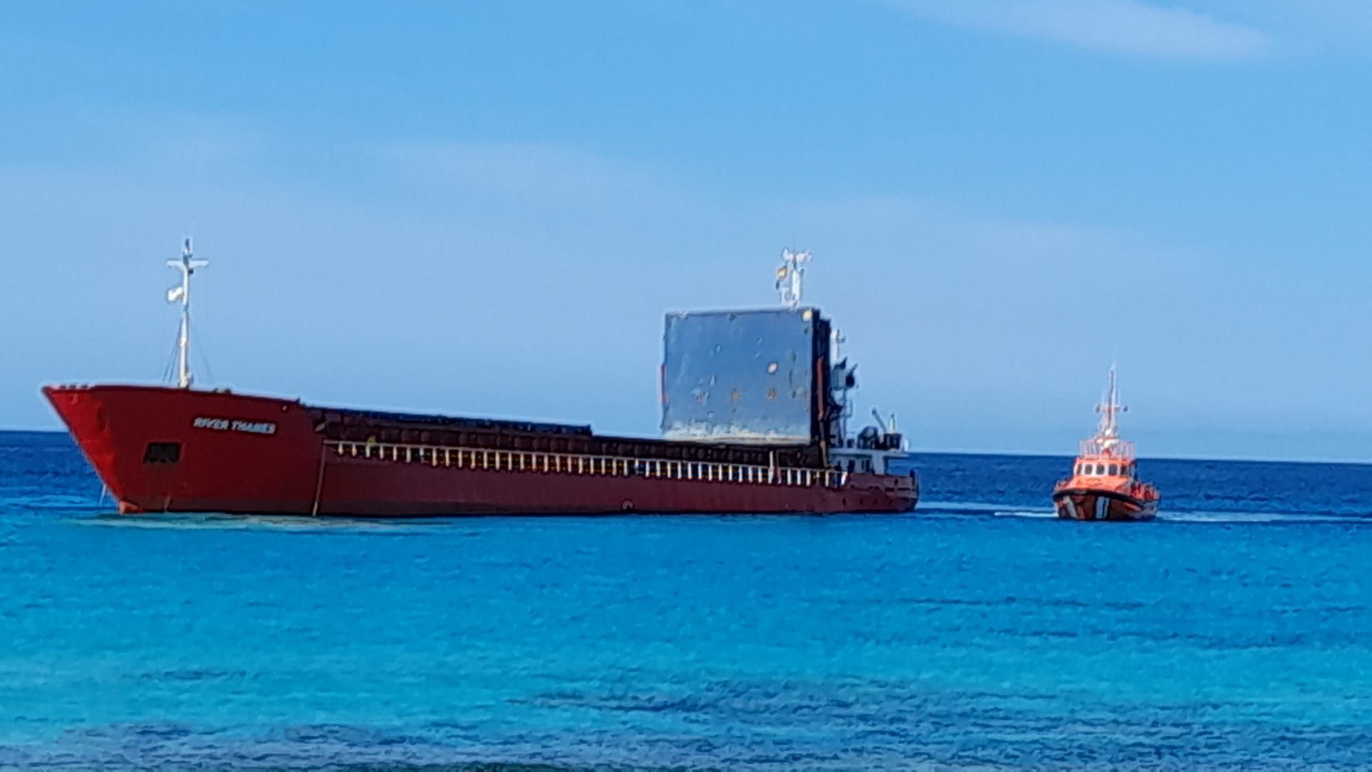 Un buque mercante encalla en una playa de Formentera