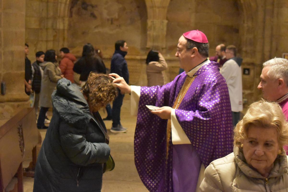 Galería | Cáceres celebra el Miércoles de Ceniza en la Concatedral de Santa María.