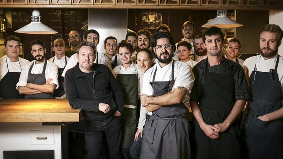 Albert Adrià y Paco Méndez, en el centro, con el equipo de Hoja Santa.