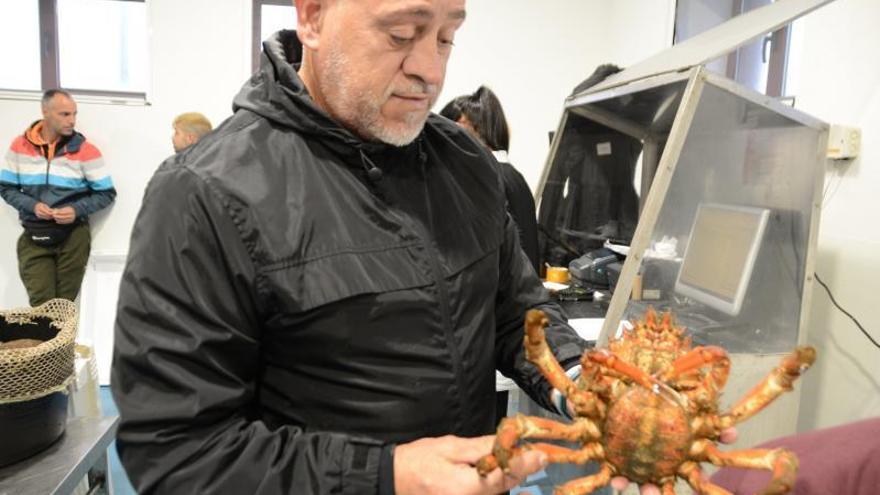 Andrés Ferreira, de Marisquea, hizo la primera parada en Cangas. |   // GN