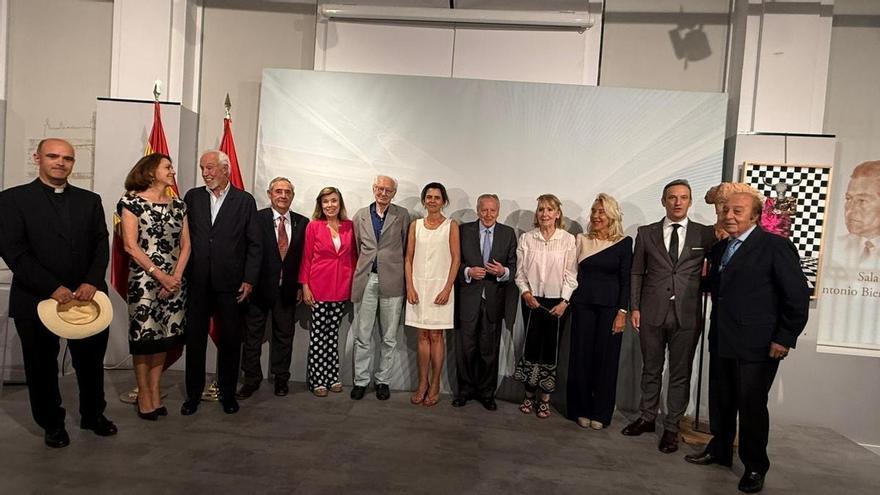 El homenaje a la marquesa de la Vega de Anzo reúne a sus allegados y amigos, entre ellos a la expresidenta madrileña Esperanza Aguirre