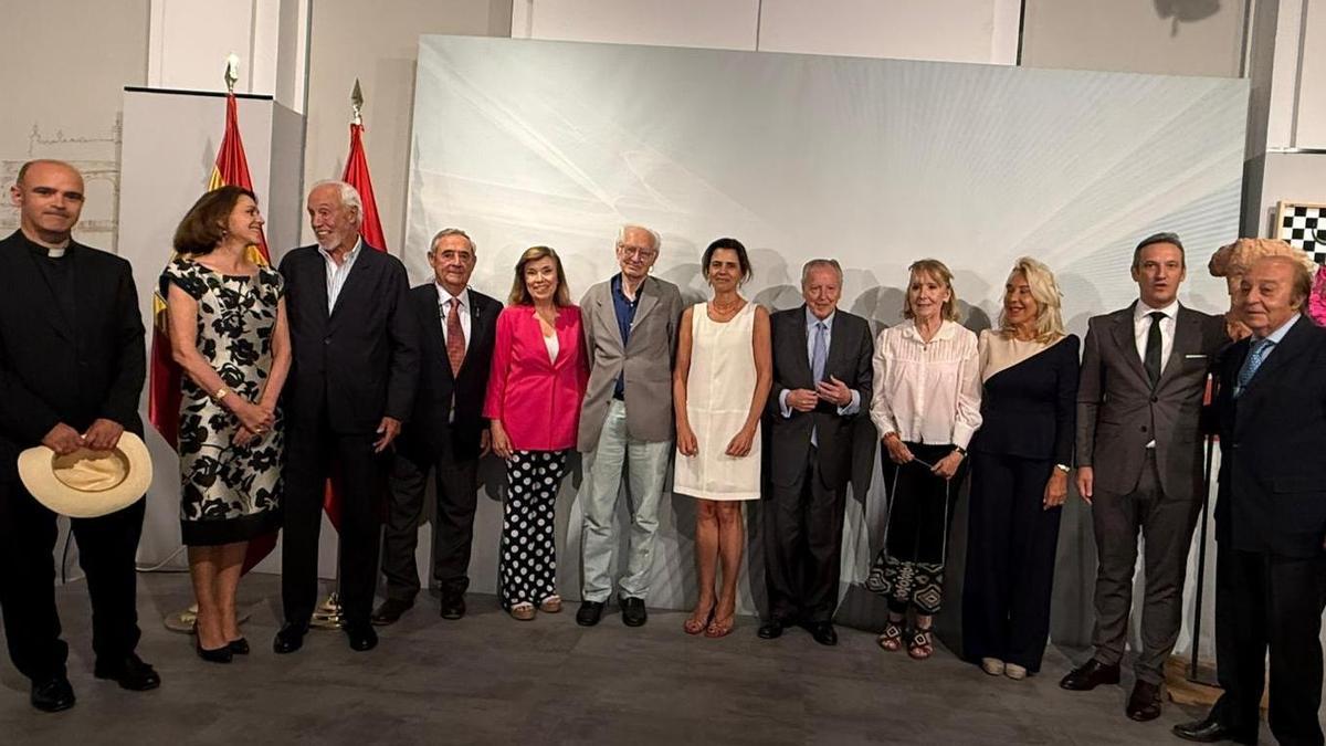 Algunos de los asistentes al acto, con Esperanza Aguirre, Álvarez del Manzano o Dolores de Cospedal entre ellos. En la imagen, en el centro, de blanco, aparece María Ureña González del Valle, actual marquesa, y su tía, María José González del Valle, de chaqueta rosa.