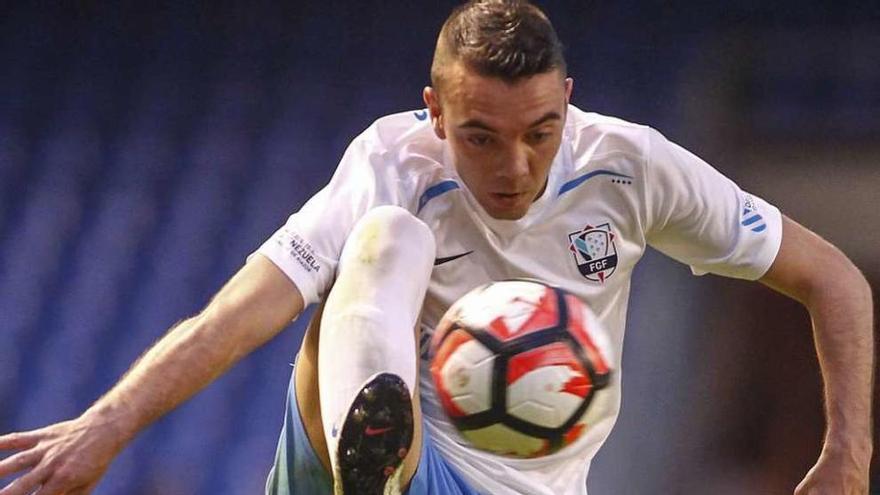 Iago Aspas intenta controlar el balón. // 13fotos