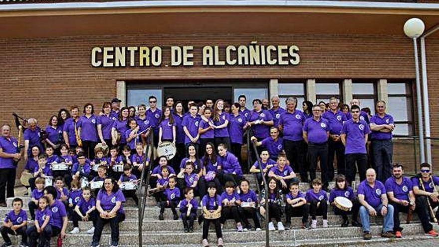 Un día de fiesta. Uniformados, alumnos y profesores protagonizaron en Alcañices la fiesta de fin de curso de la Escuela de Folclore con una variada exhibición de música con distintos instrumentos y bailes aprendidos a lo largo del año