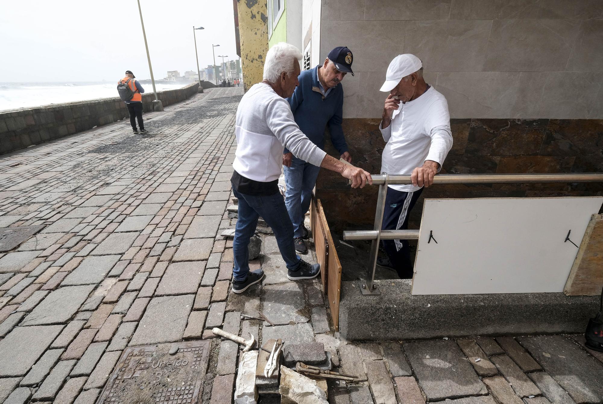 Este miércoles, vecinos, Policía Local y Bomberos de LPGC llevaron a cabo labores de acondicionamiento y prevención tras las inundaciones por el fuerte oleaje en el barrio de San Cristóbal, en la capital grancanaria.